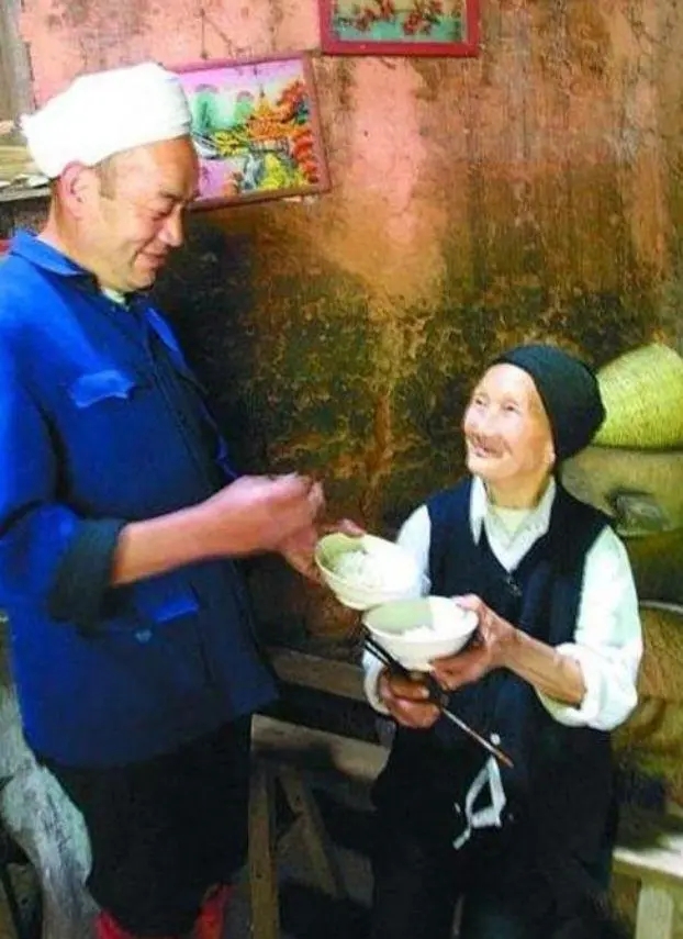 19岁小伙带29岁女子隐居50年,19岁男子与29岁女子上山隐居