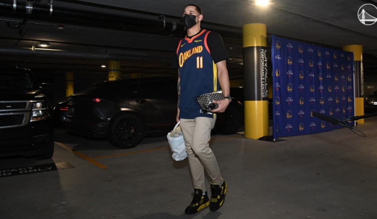 勇士队内气氛融洽,勇士更衣室庆祝克莱