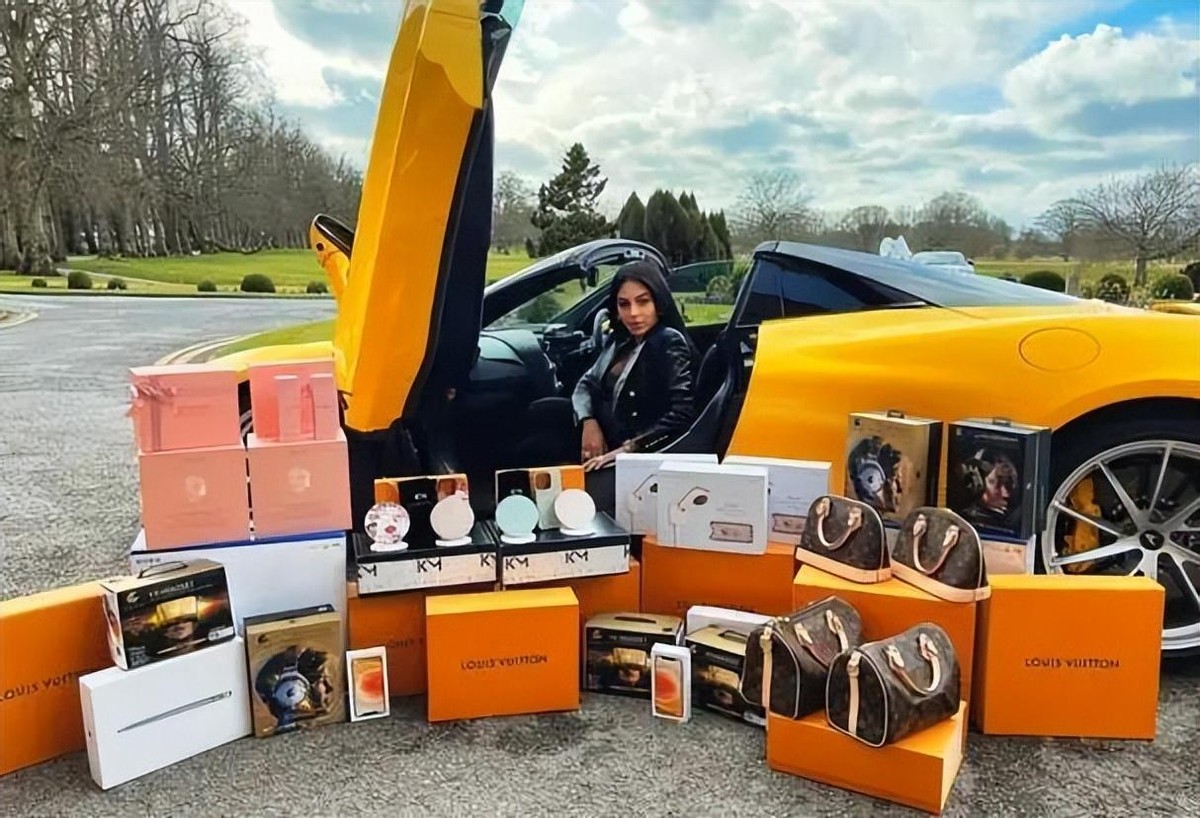 c罗伊莲娜乔治娜对比,c罗为何选择乔治娜而放弃伊莲娜