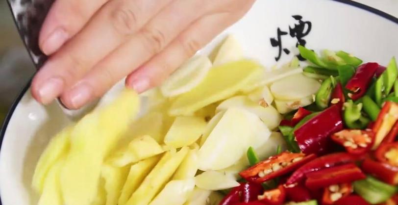 炖鸡肉时切记别直接焯水教你一招,炖鸡肉别直接焯水教你正确做法