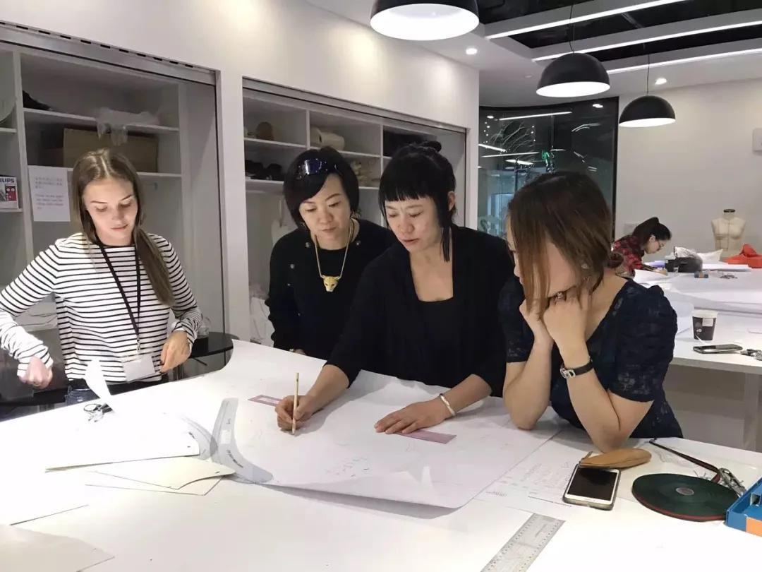 华人女兵在美军舰上干什么,美军华裔女兵向中国海警喊话