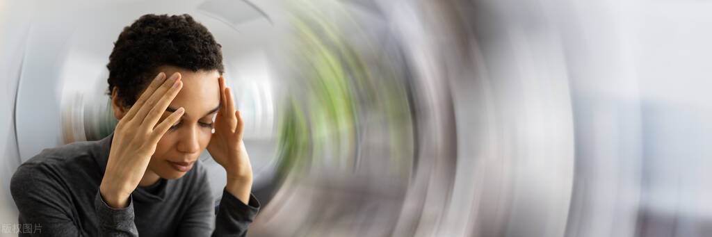 绝经后女性出现眩晕症状,女性绝经后头晕怎么办