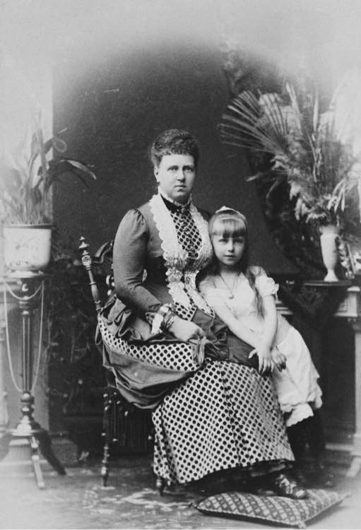 罗马尼亚末代皇后：18岁嫁王储，晚年被儿子驱逐，住在吸血鬼城堡