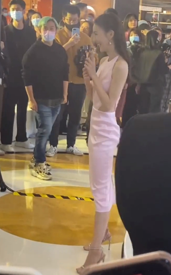 因减肥瘦成纸片的4位女明星,娱乐圈的女明星瘦成纸片人