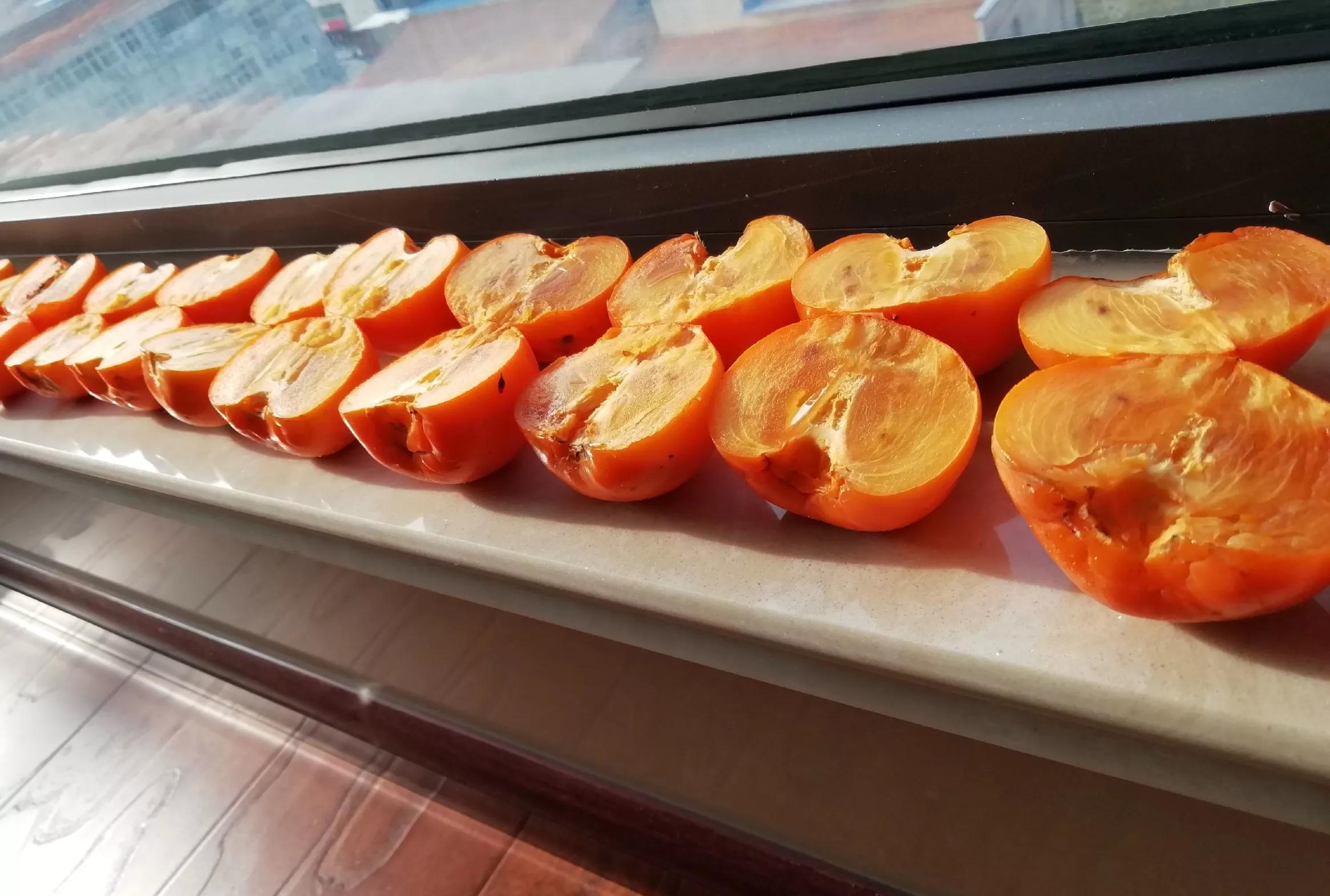 北方农村的孩子，只知道来自南方的桔子，却不认识北方本地的柿子