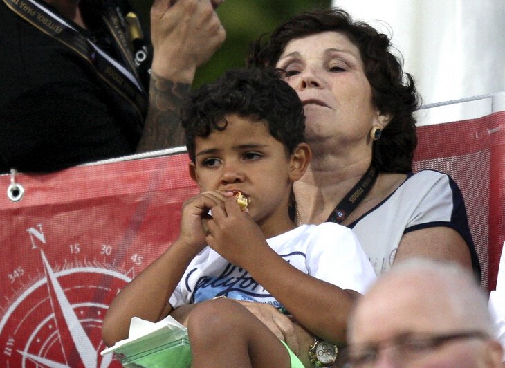 十二岁的c罗和迷你罗踢球,迷你罗对c罗的重要性