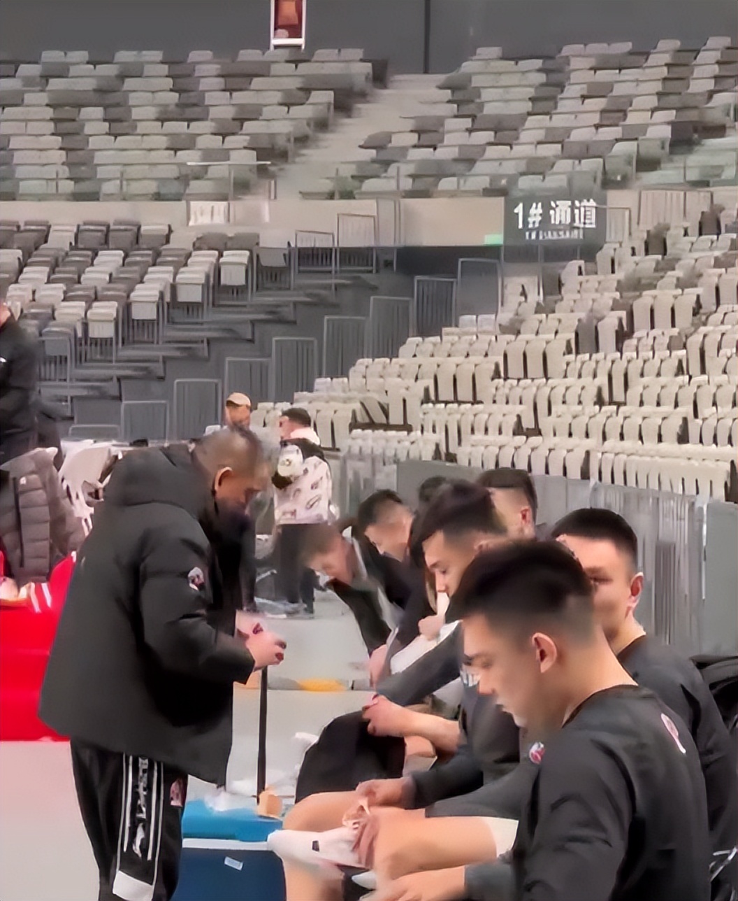 弃赛疑云持续发酵冰与火*疆新**男篮走向生存的十字路口