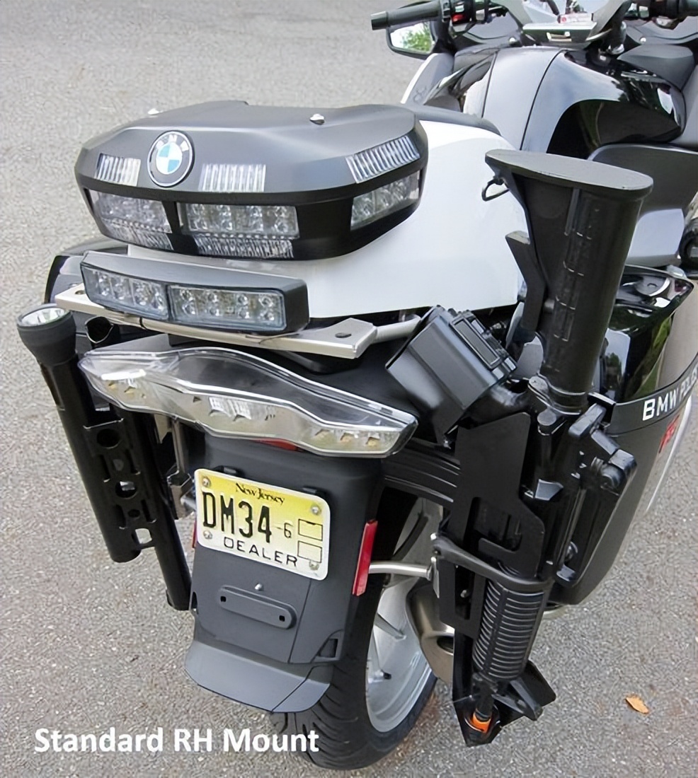 美警与劫匪的军备竞赛：手枪打不过劫匪、巡警配突击步枪