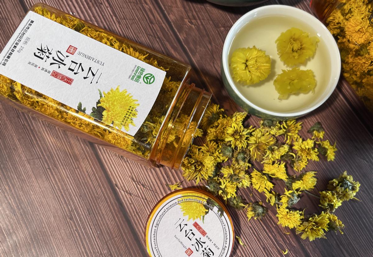 天热喝菊花有讲究，尤其50岁后，牢记“2喝2不喝”，喝对益处多