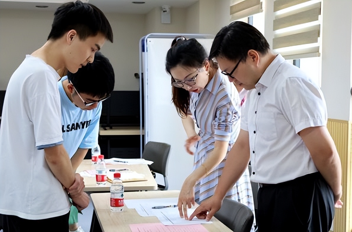 “小破车贴新标”，大学生用梗图形容导师改完的论文，笑不活了