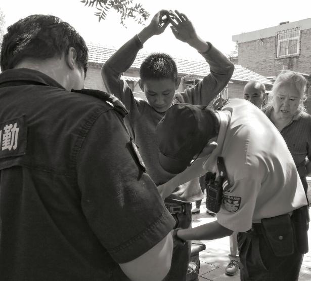 3名老外街头*戏调**中国女孩，公然挑衅警察，最终惨遭东北小伙围殴