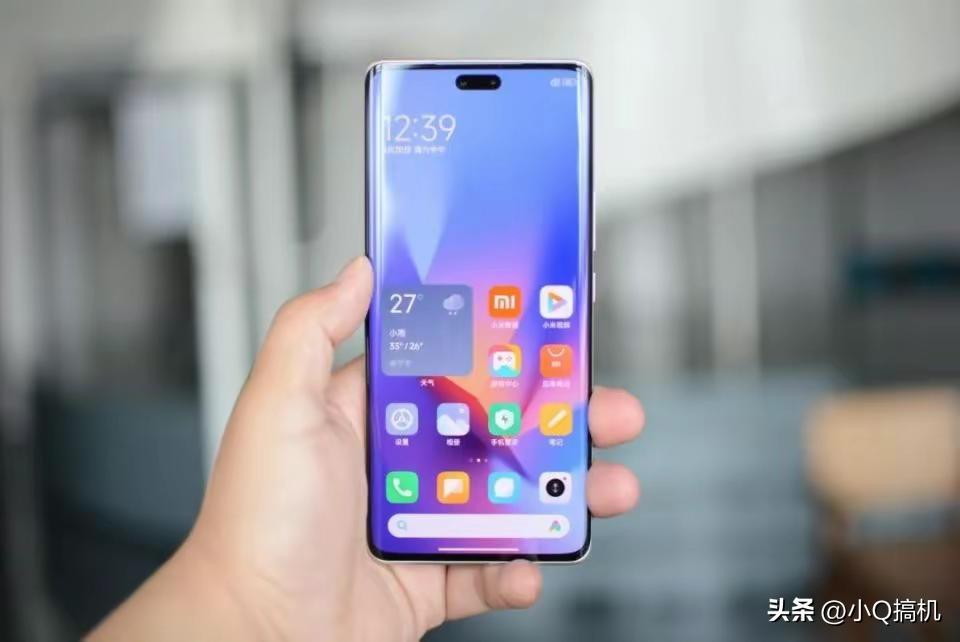 从2799跌至1899，曲面屏+256GB+灵动岛，高颜值自拍旗舰加速退场