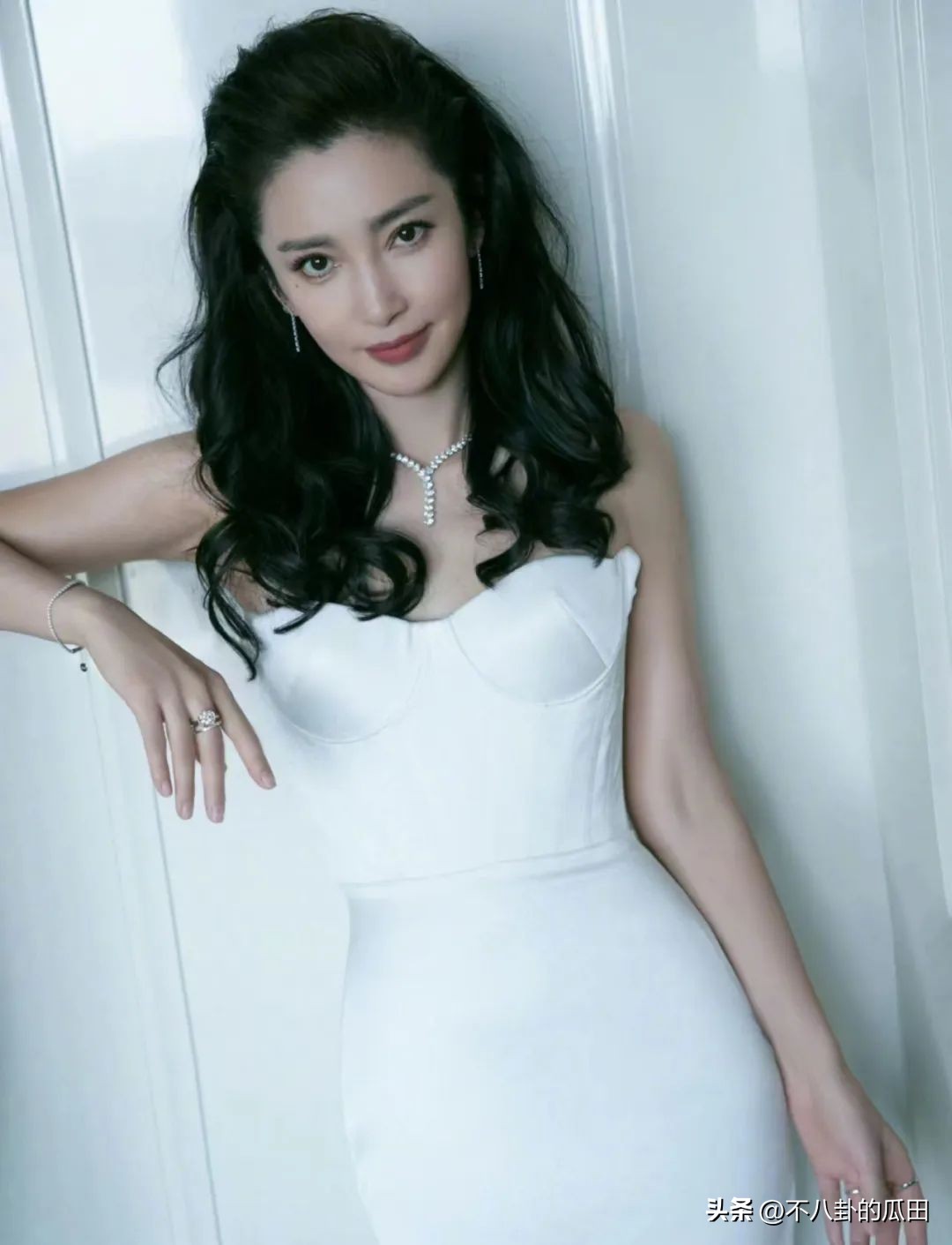 又来8个瓜！网暴出轨、多人运动、剧组夫妻，娱乐圈太疯狂了