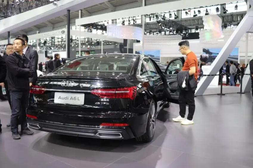 男子喜提新车回家就被撞坏后续,男子喜提新车遭人怨恨多次划伤