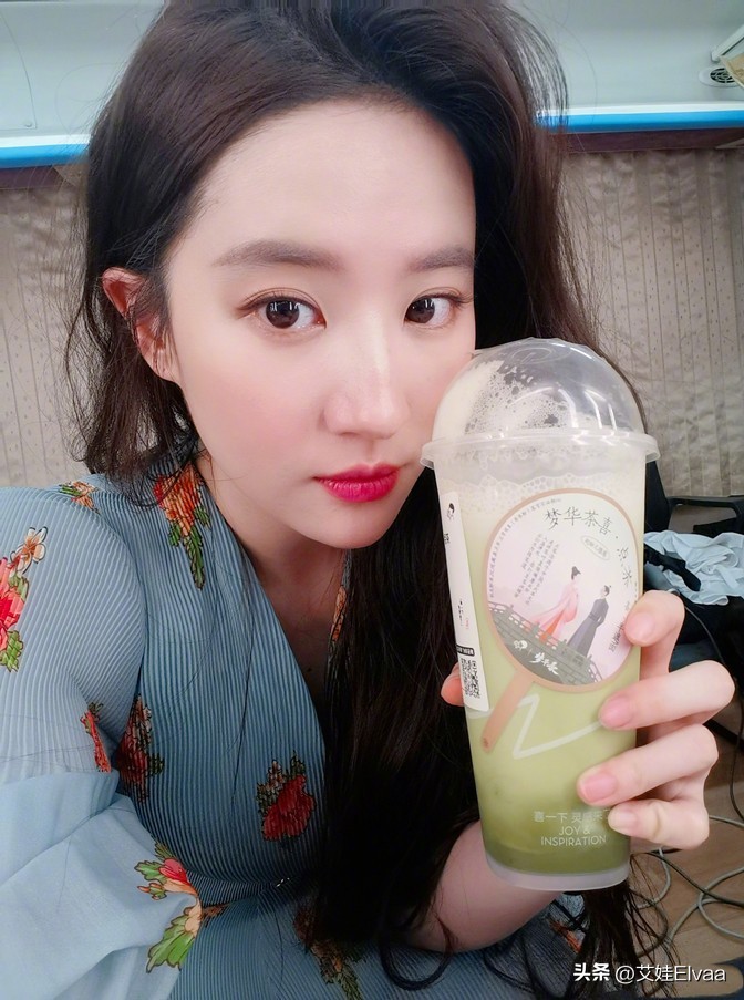 刘亦菲喝奶茶照片,刘亦菲穿碎花裙对镜自拍