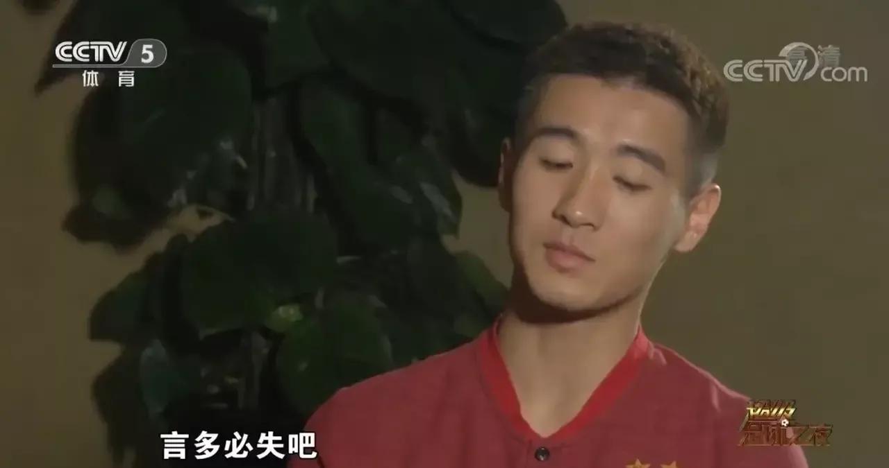 韦世豪展示三镇队徽,韦世豪采访说大家都在进步