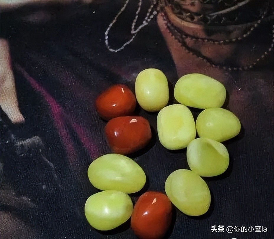 烤色蜜蜡盘玩会变色吗,鸡油黄蜜蜡是烤色的吗