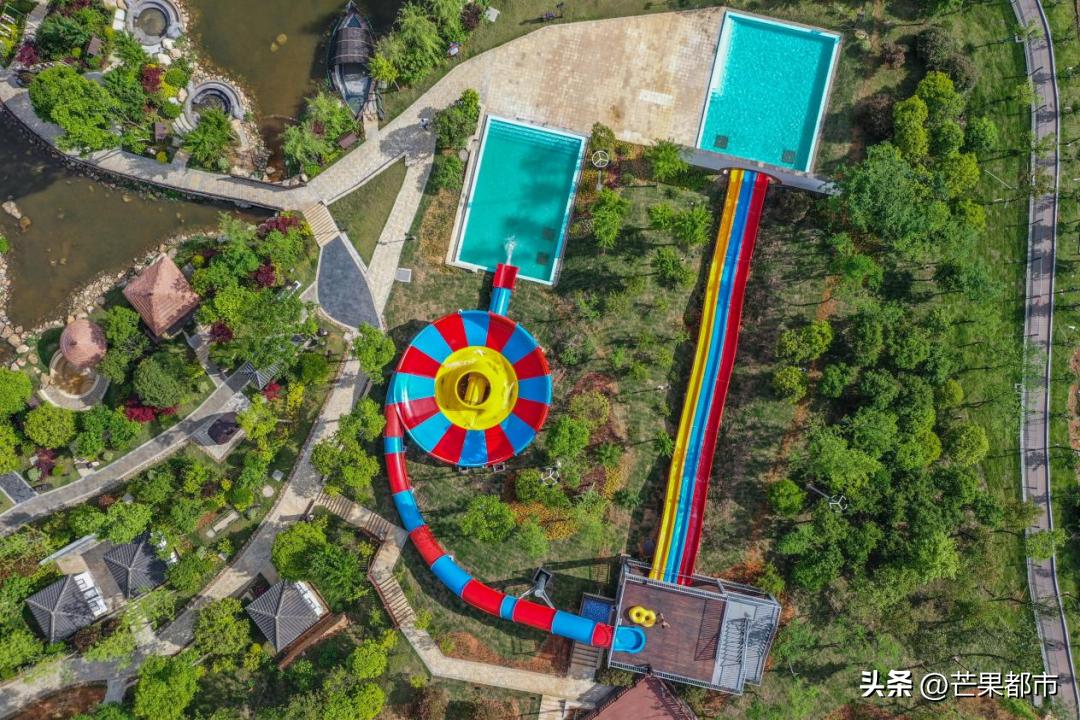 高山峡谷里的温泉,藏着与世隔绝的天然温泉