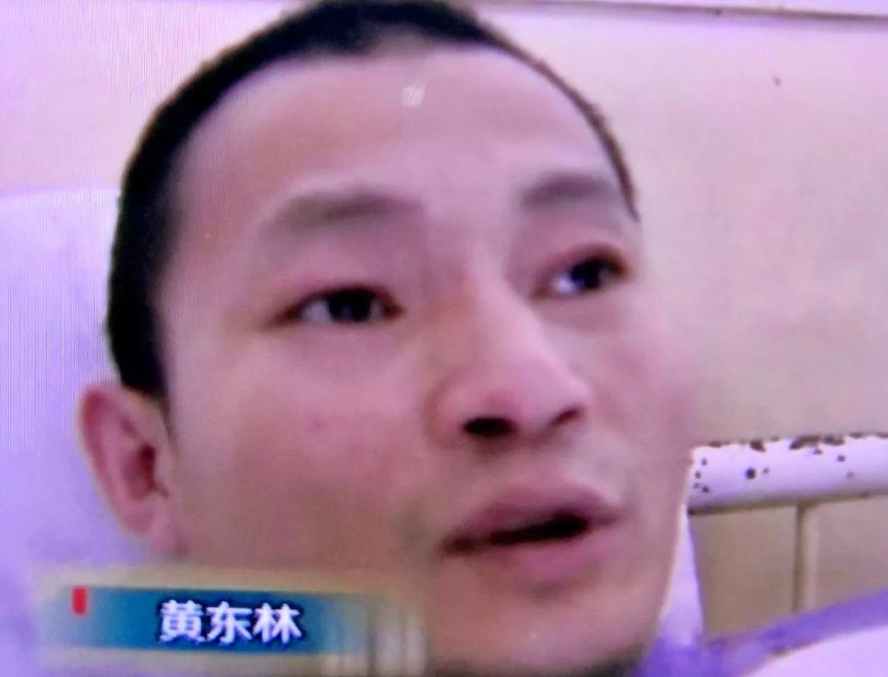 流浪汉双脚溃烂，面对警察满嘴谎言，穿的内衣难坏众人