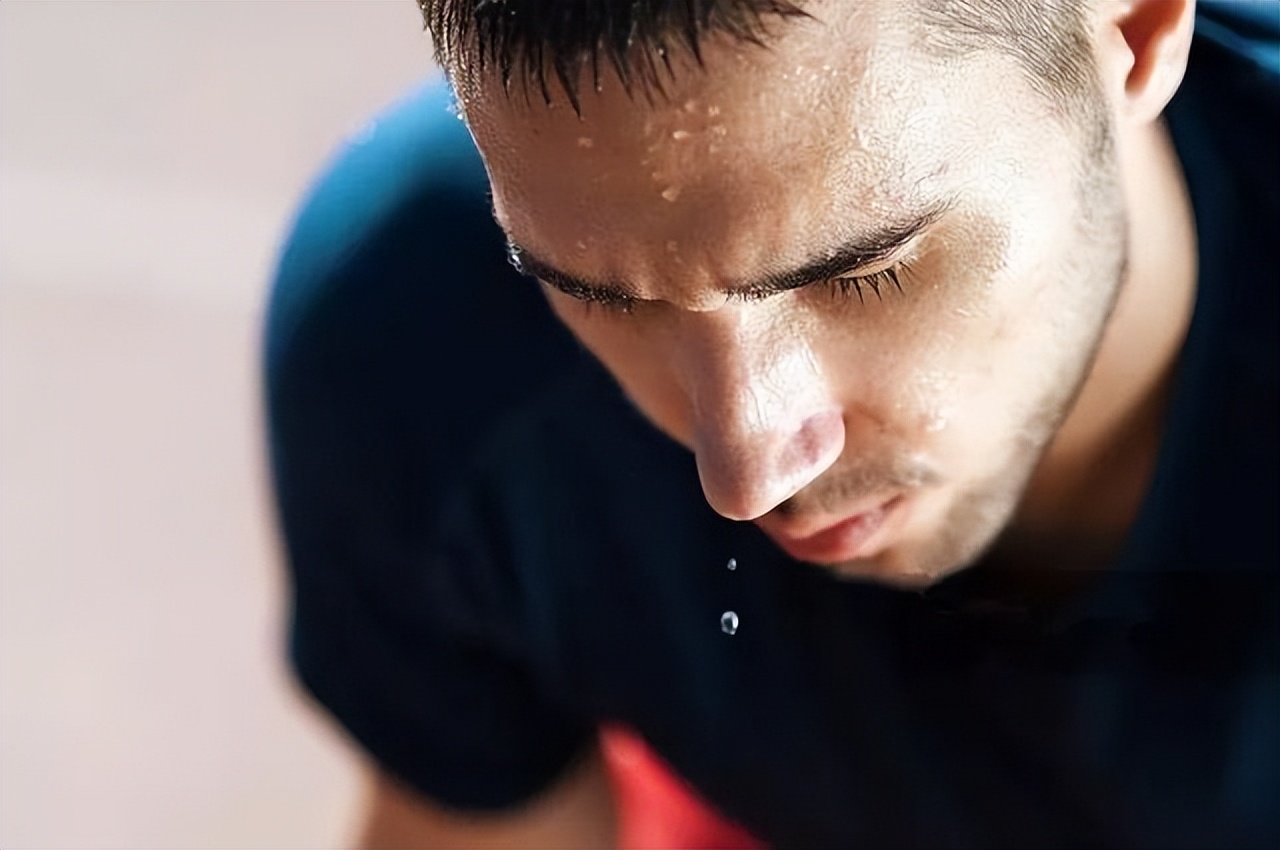 中医背上老出汗是怎么回事,动不动就出汗中医教你健脾燥湿