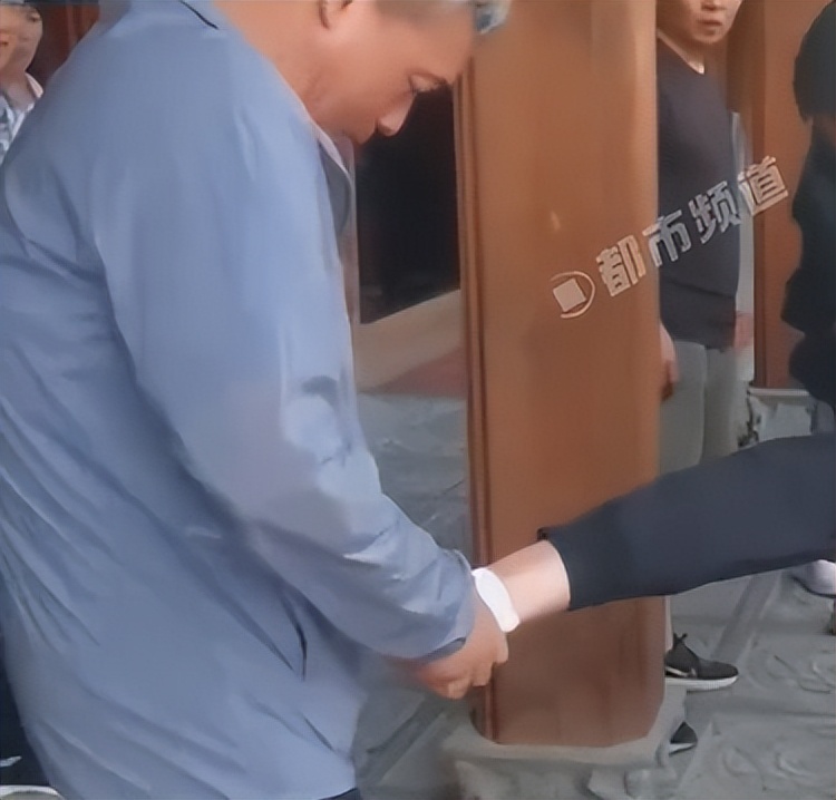 中医治疗崴脚,老中医治疗崴脚复位的视频