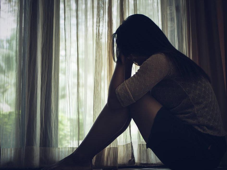 16岁保姆被女人暴打,上海保姆出国受虐待事件