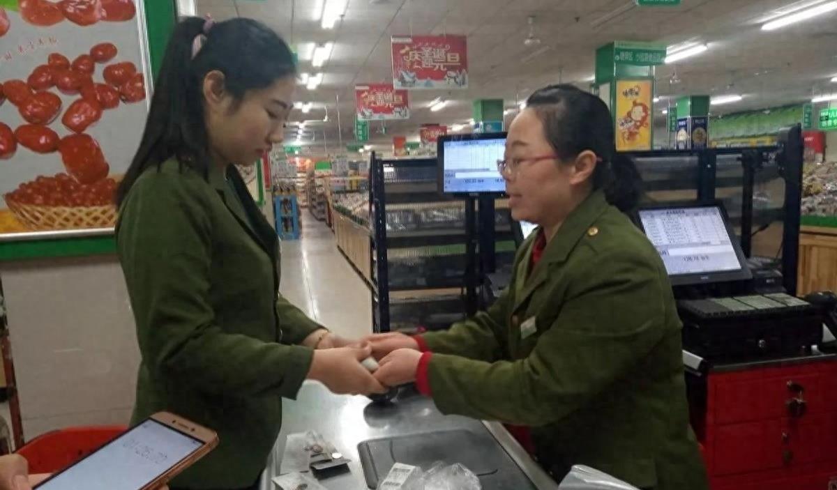 干尽傻事，却年入200亿！河北最“变态”超市，胖东来都服气