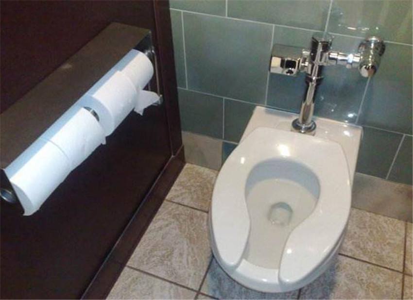 为什么美国的马桶前面有个缺口,美国马桶前面有个缺口