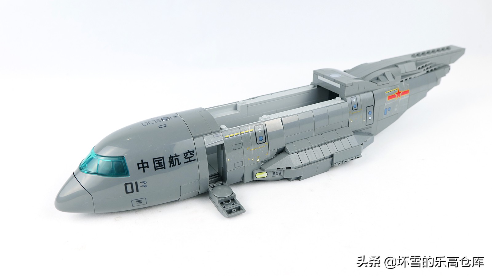 森宝积木6800a拼装视频,胖妞100个积木拼一个超大的机器人