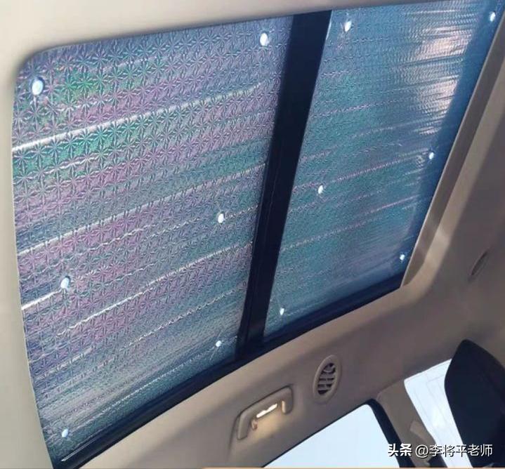 倒水打伞贴报纸,新能源车的天幕玻璃为何这么坑?车企:省钱啊