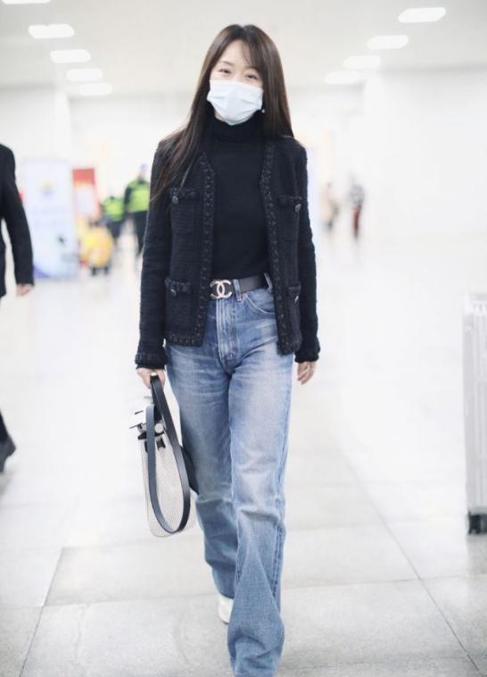 50岁的杨钰莹穿黄色露肩连衣裙,47岁杨钰莹穿印花裙真好看