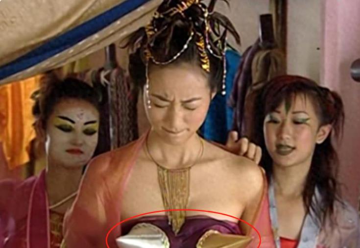 牛角胸罩,诱惑式舔刀尖,这些颠覆三观的镜头,看完让人一言难尽