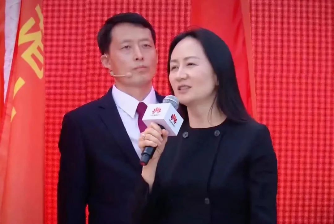 孟晚舟紫色连衣裙,孟晚舟蓝色连衣裙