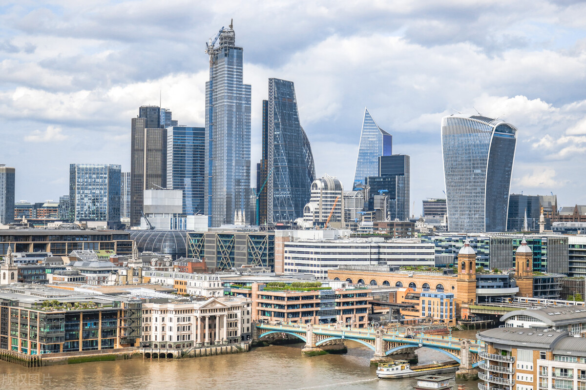 英国本科留学一年需要多少钱,加拿大和英国留学花费