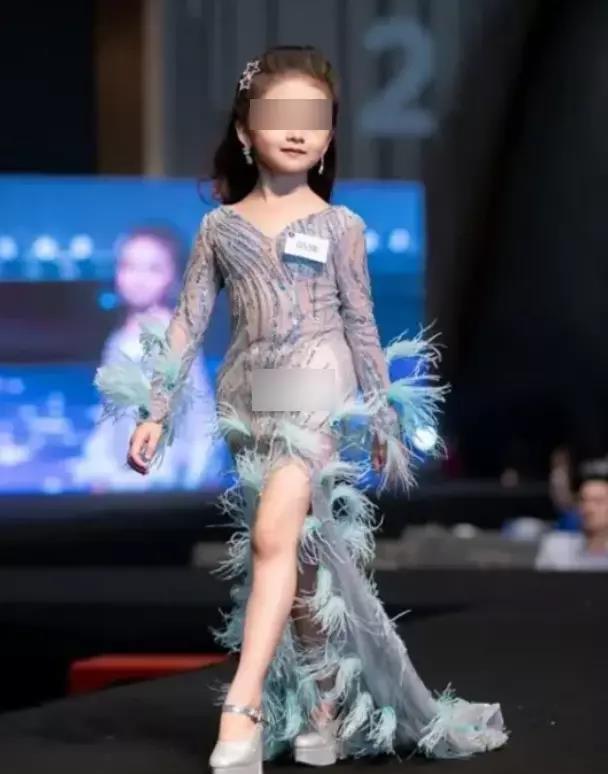 妈妈在地铁上为女孩拍摄成人视频的视频，刷爆软色情无数！