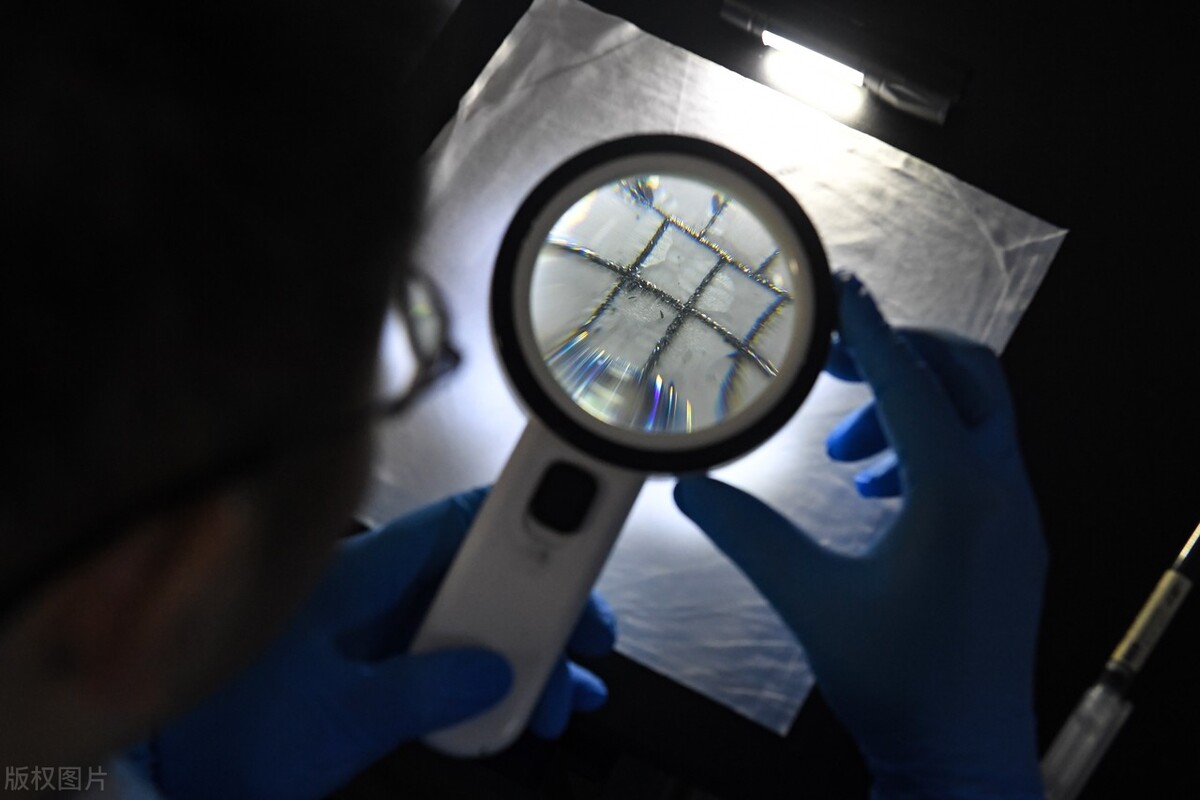 人造钻石破坏了钻石市场,现在的人造钻石能以假乱真