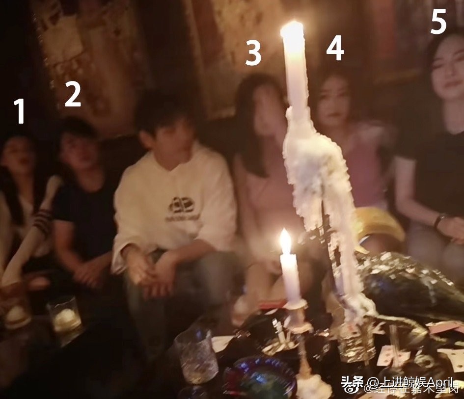 某清纯女星的“哑巴丈夫”，继被*男猛**当众掌掴后，再现剥虾名场面