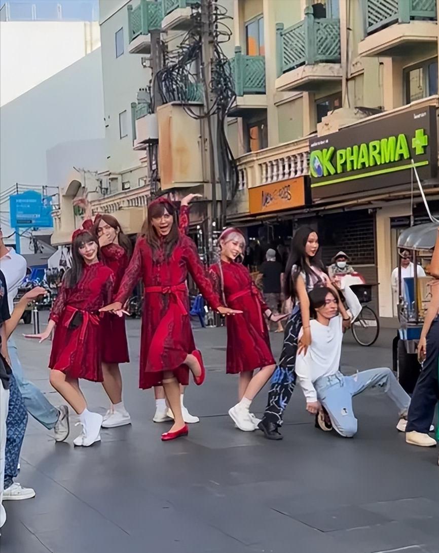 罗志祥朱碧石泰国街上跳舞,罗志祥扮朱碧石去泰国商演