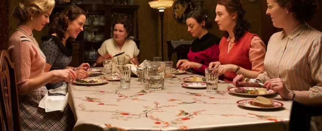 美国影片《布鲁克林》多次出现爱丽丝的定格画面有什么目的？