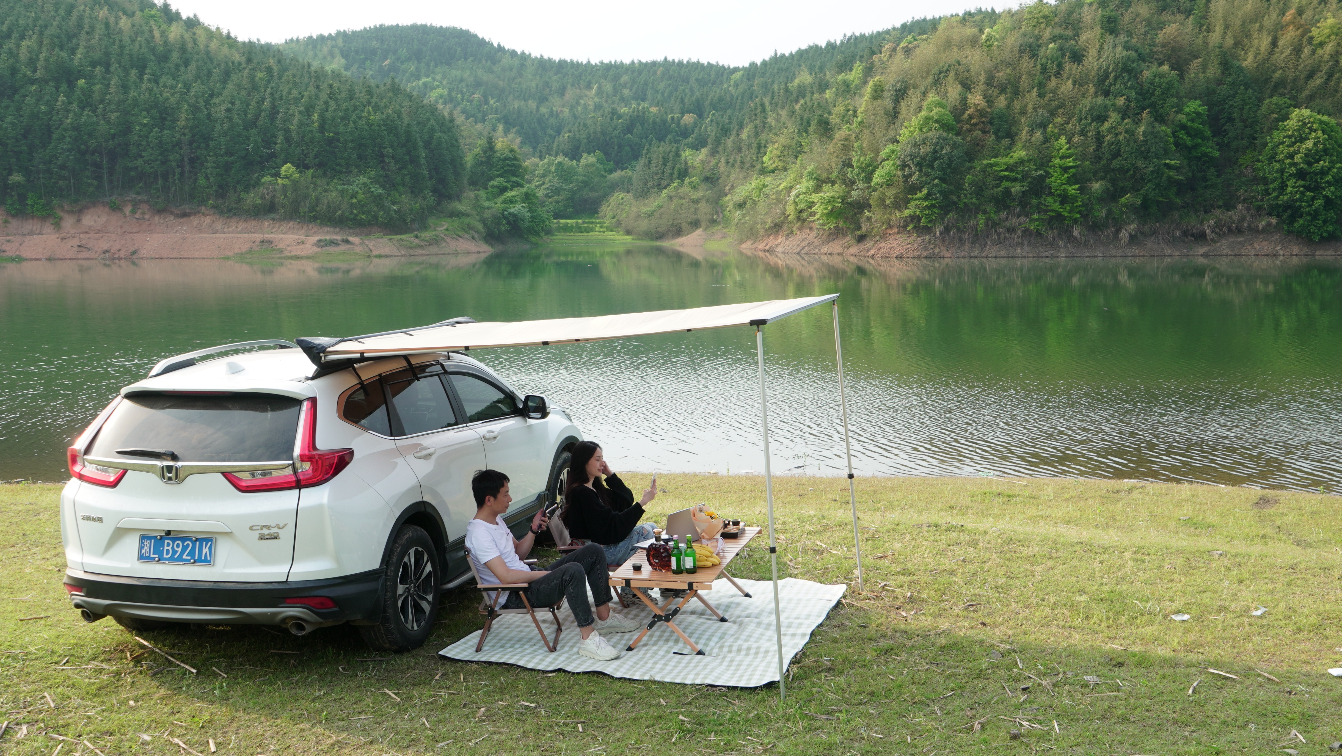 车帐篷野外露营地方怎么选,汽车帐篷野外露营乐趣在哪里