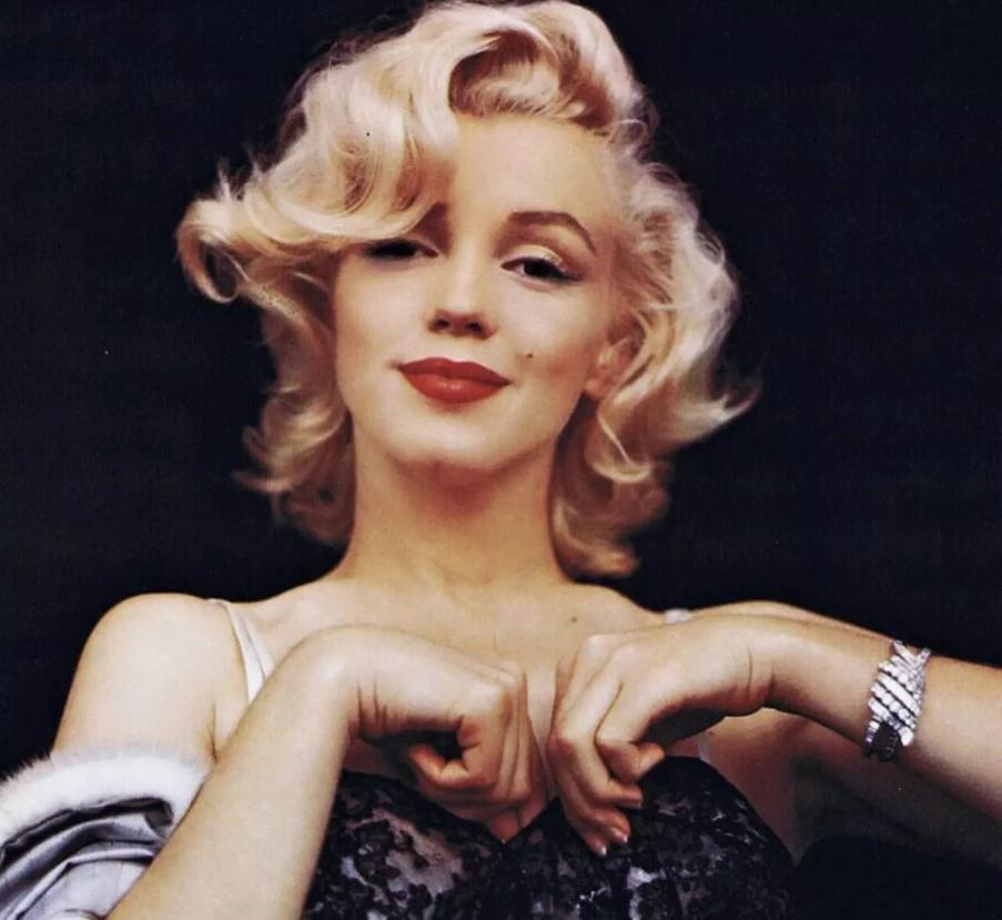 揭秘女*用品性**的背后！*袜丝**一开始是给男人穿的？