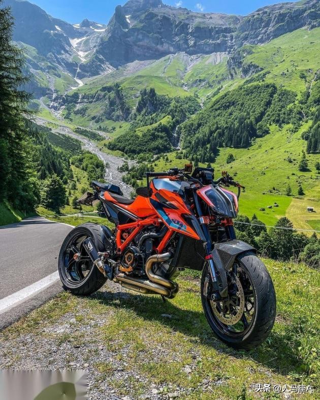 重庆一隧道两摩托车相撞死者身份,重庆隧道内两摩托车相撞路人视觉