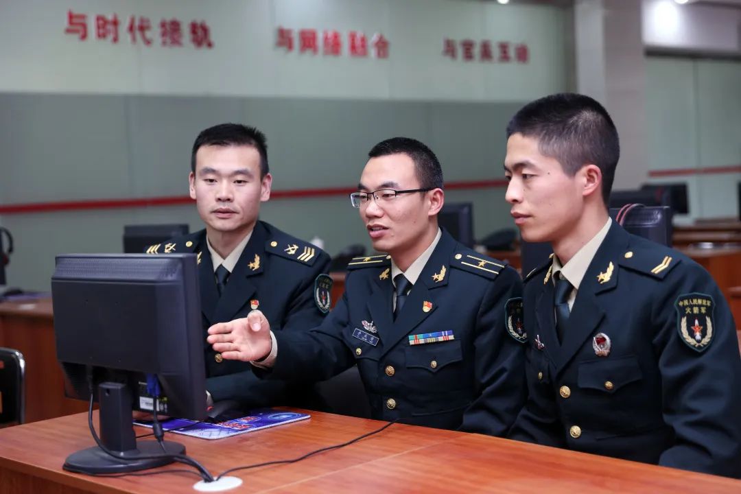 一组镜头，看看夏日军营的别样青春