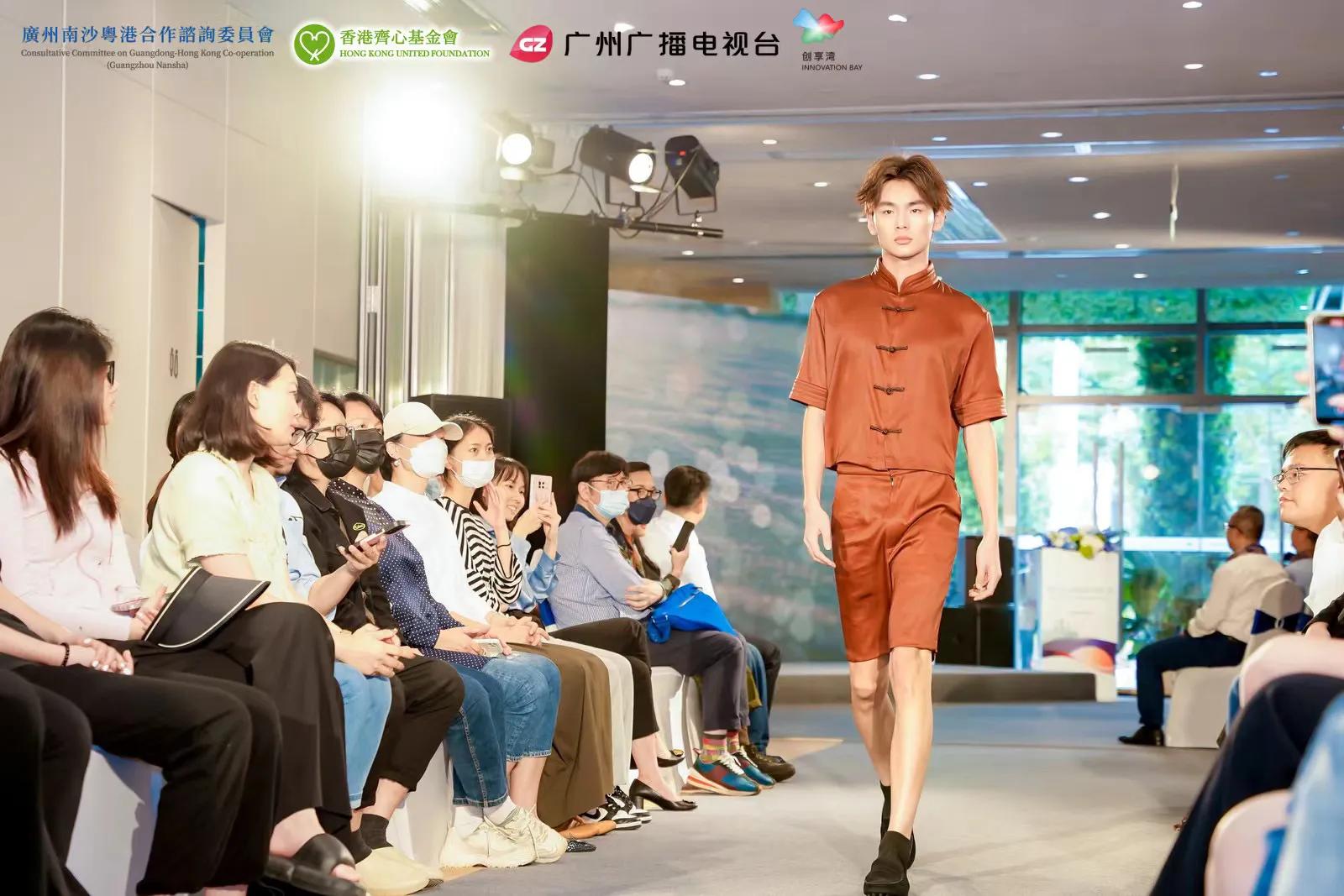 粤港青年办香云纱服饰展文化交流梁振英：为国风服饰创新添新动力