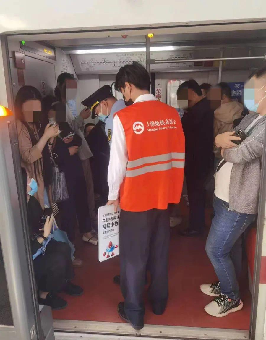 上海地铁出现板凳族乘客,上海地铁里板凳族回潮