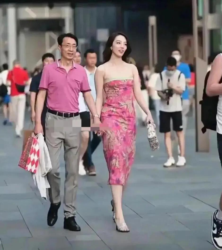 不是人为操纵怎么可能轻易“街拍”到国企高管带“小三”成都逛街