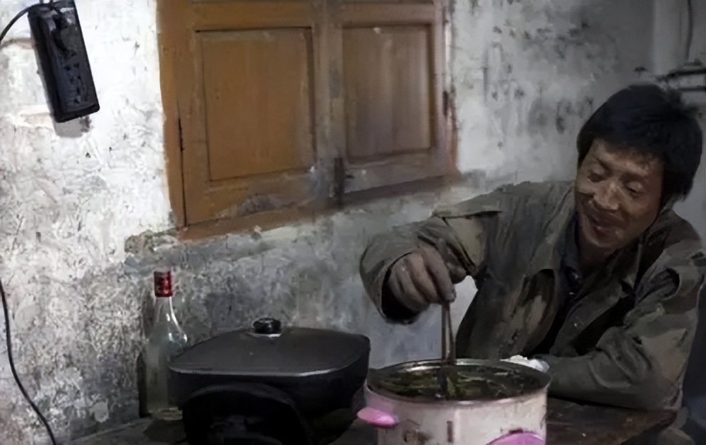 90后农民工沉迷于直播不愿搬砖，邻居们怒了：不务正业！