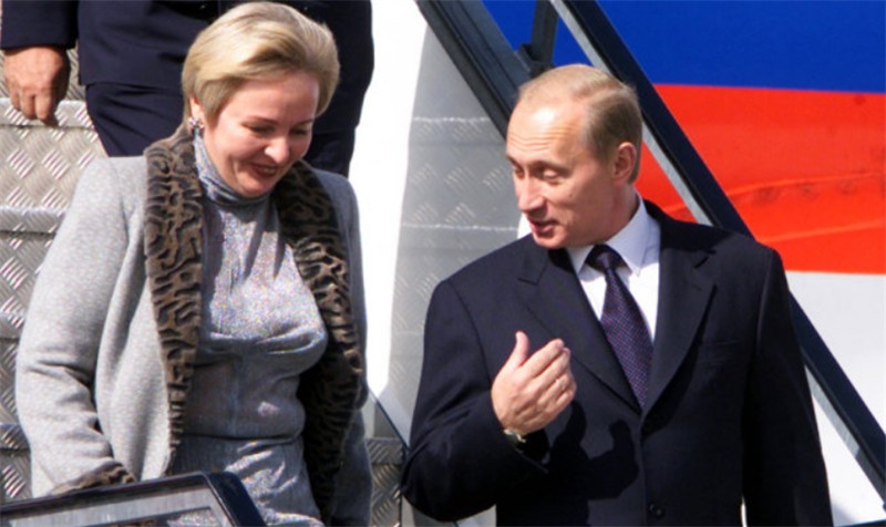 普京走路时右臂从来不动为什么,普京走路时为什么右臂一动不动