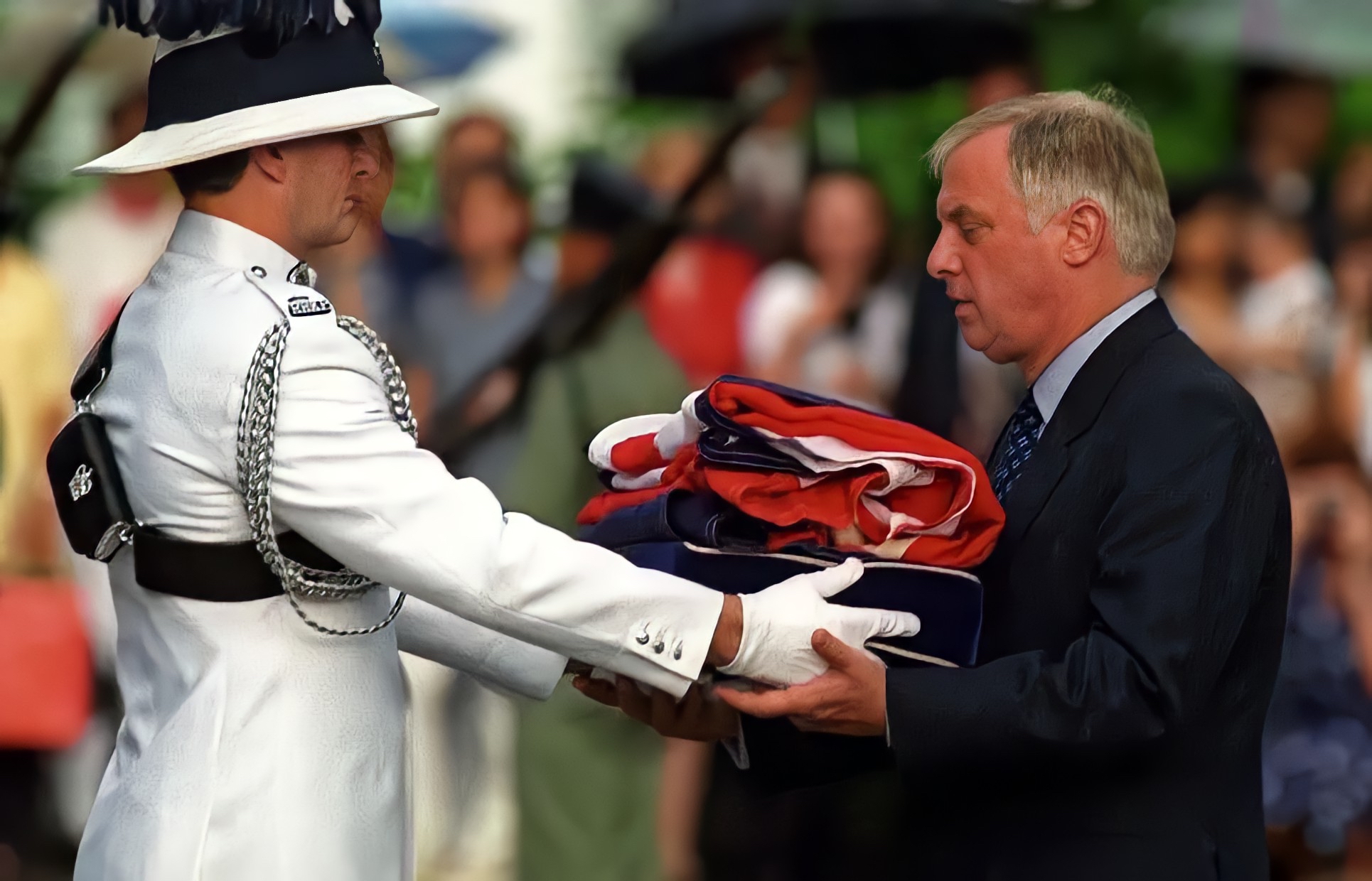 香港回归大英帝国最后的日落,香港回归狂风暴雨图