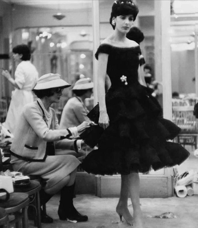 为什么小香风外套穿了显得很驼背,为什么你穿小香风廉价又土气